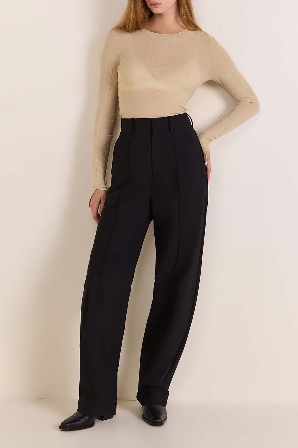 תמונת כל הלוק של חולצת טי ארוכה